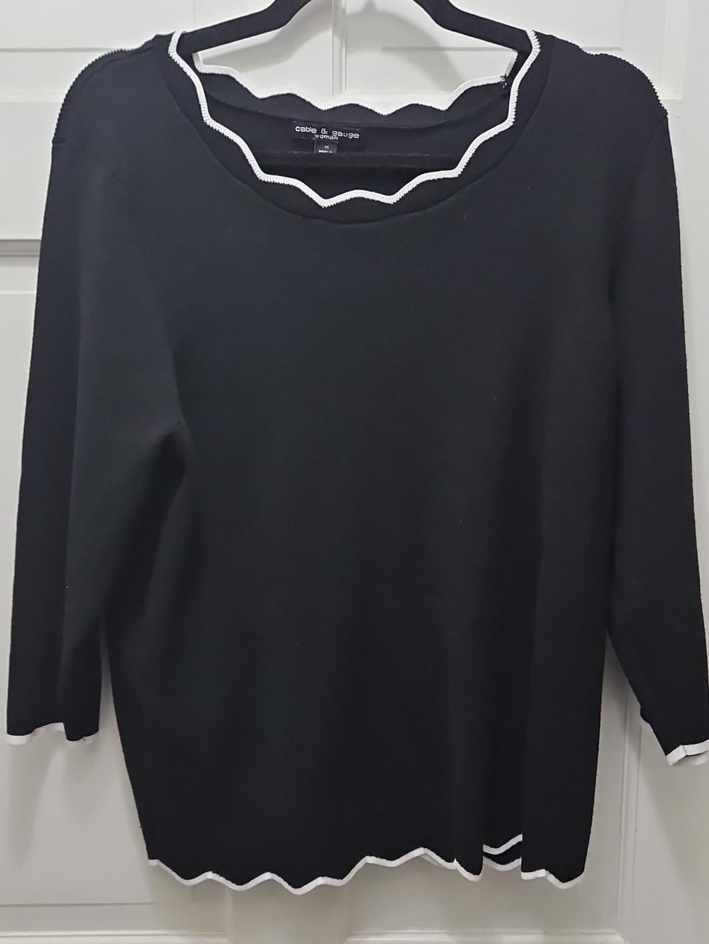 Cable & Gauge Black Knit Lightweight Sweater With 3/4 Sleeves White Scallop Trim